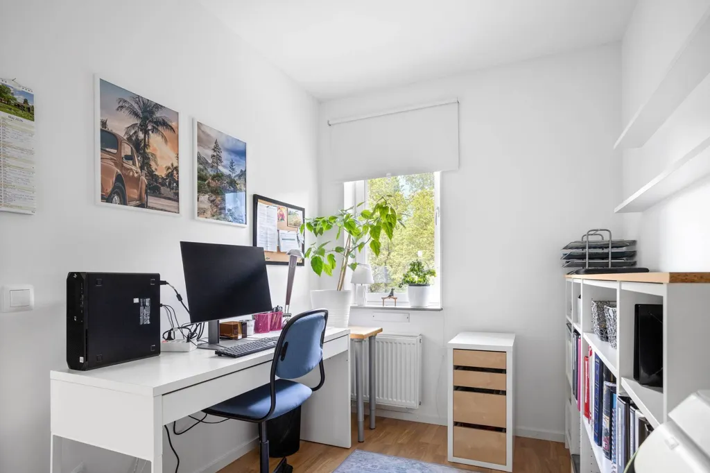 Kabinet - Apartment with Balcony in Central Location