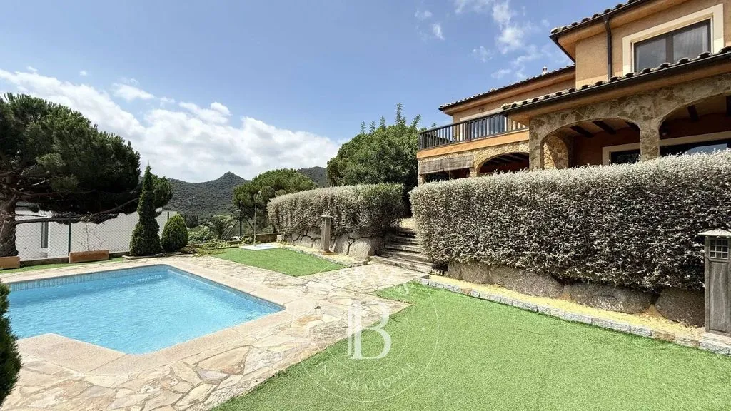 Piscine - Luxury Sea-View House in Argentona