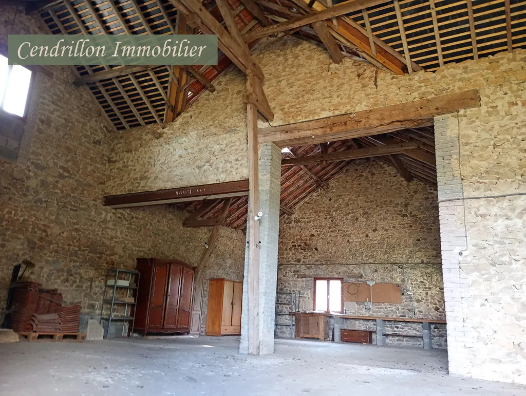 Pièces - Maison en Pierre avec Dépendances et Jardin à Proximité