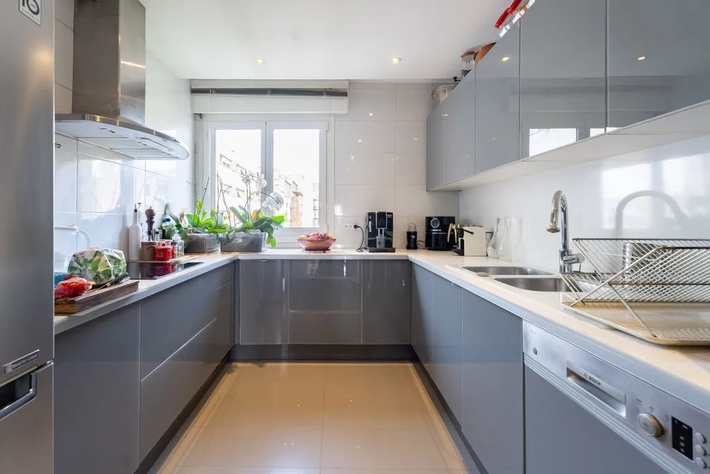 Contemporary Flat with Terraces in Marseille