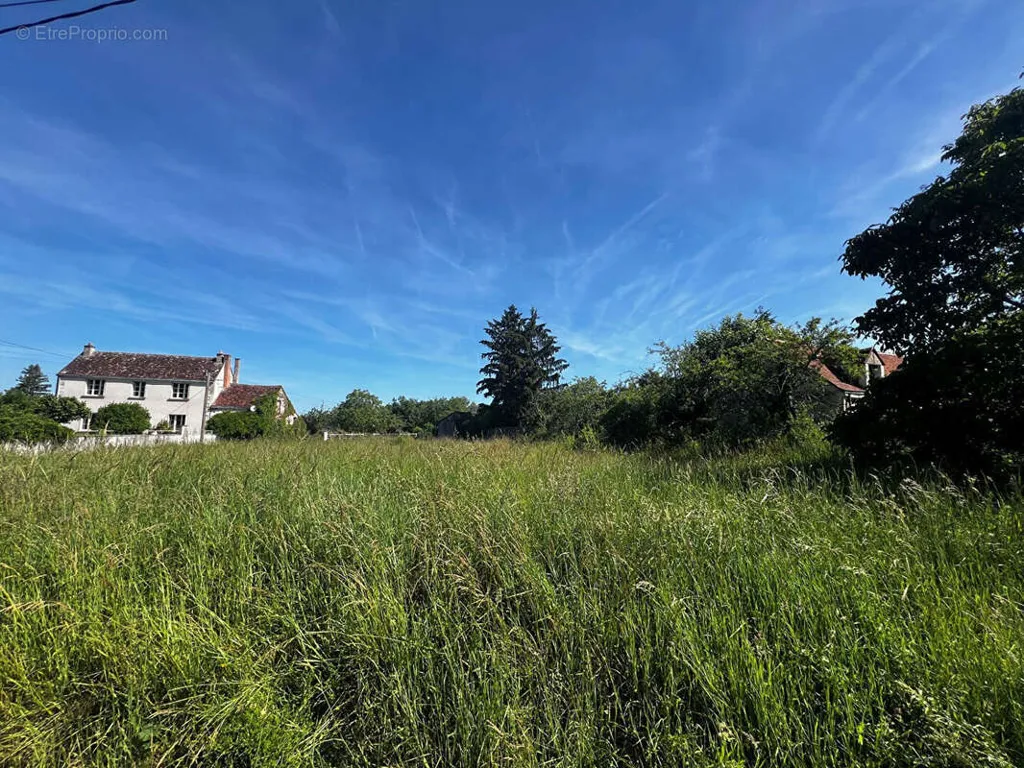 Aed - Constructible Plot with Garden in St Georges sur Cher