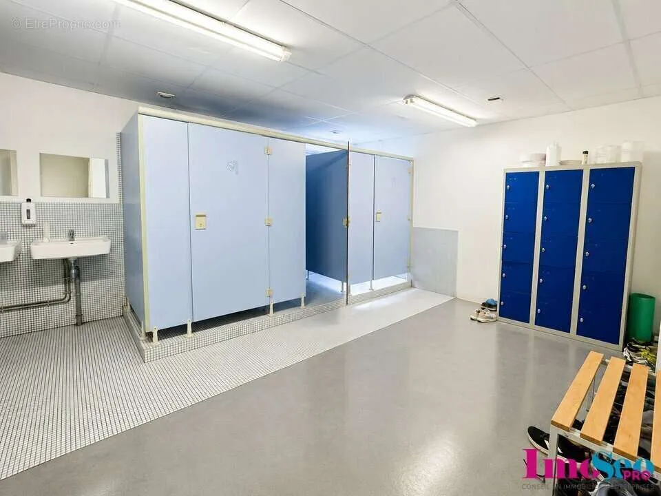 Salles de bain - Entrepôt Industriel avec Bureaux au Haillan