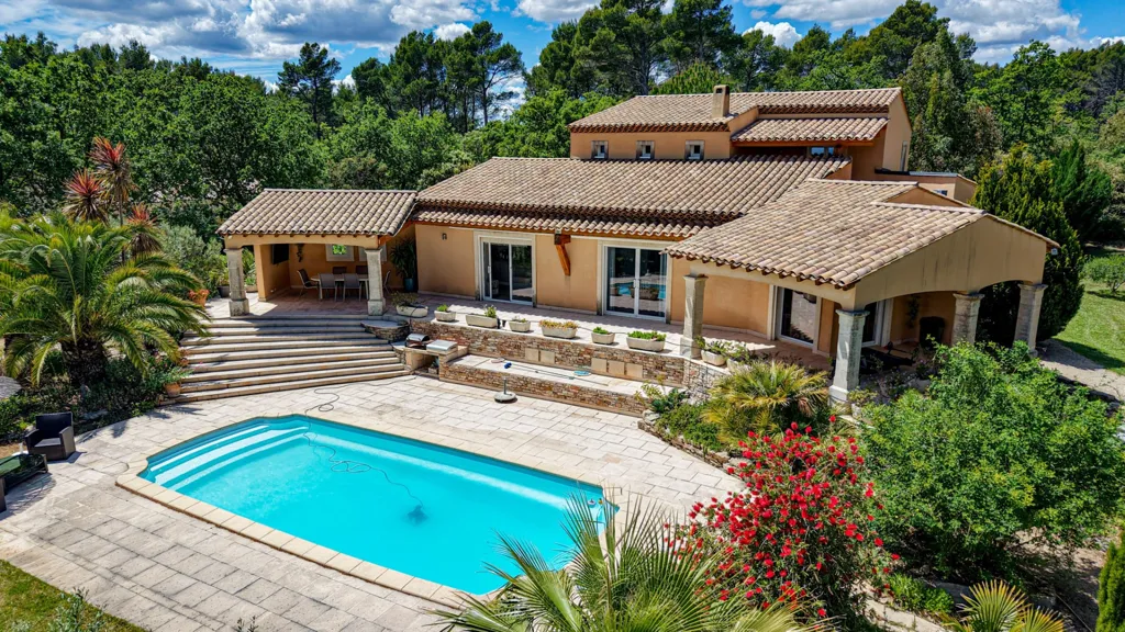 Vue aérienne - Propriété avec Piscine et Jardin Paysager à Flayosc