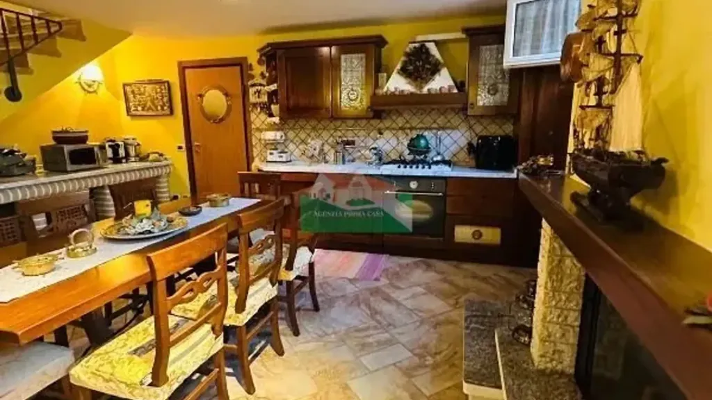 Salle à manger - Villa with Three-Sided Garden in Ravenna