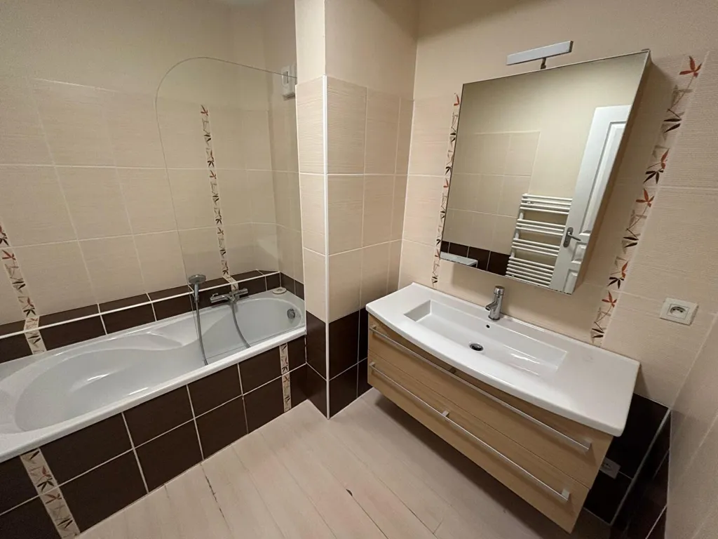 Salles de bain - Appartement 3 Pièces avec Salon-Séjour Lumineux à Laval