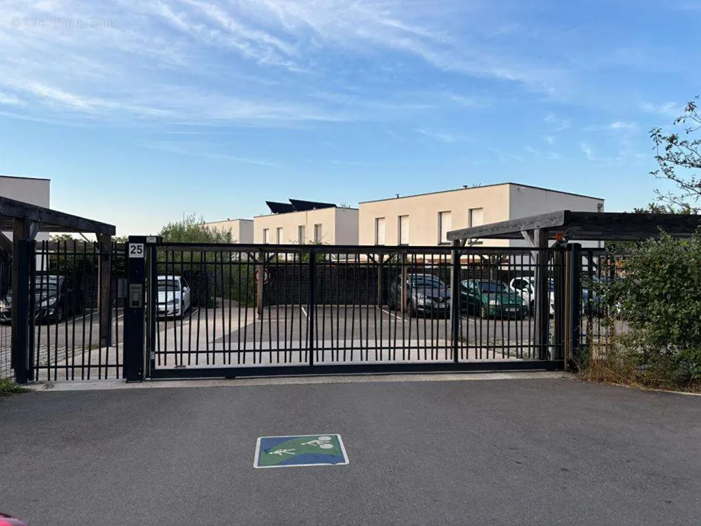 Esterno - Secure Parking Space in Meyzieu