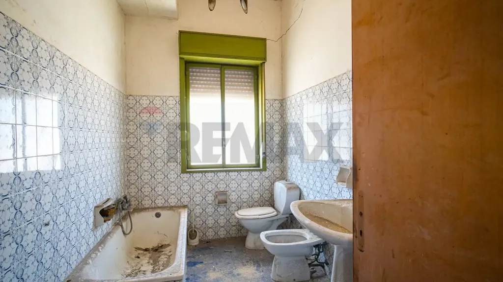 Salles de bain - Commercial Space with Apartments in Belpasso