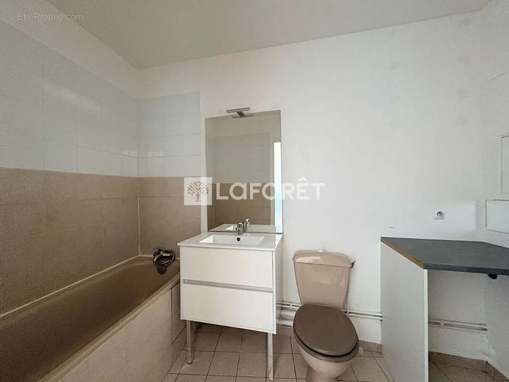 Bathrooms - City Centre Flat with Balcony in Deuil-la-Barre