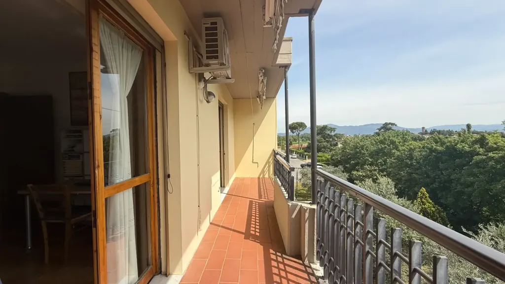 Rõdu - Bright Apartment with Terraces in Scandicci