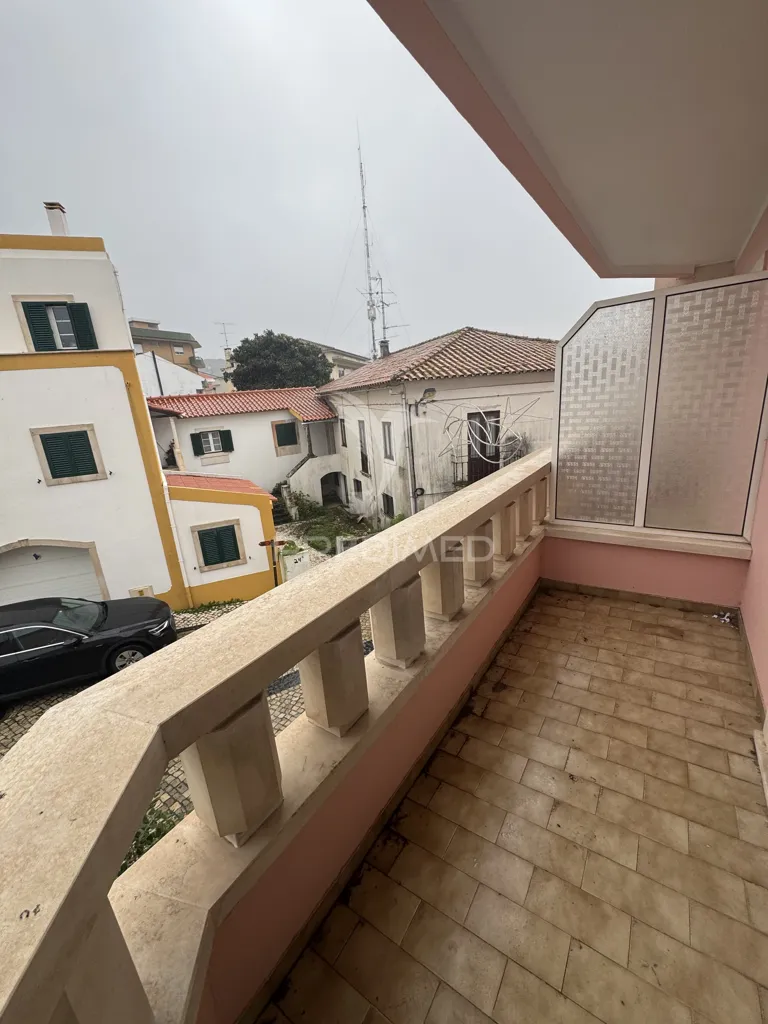 Balcon - Office with Conversion Potential in Porto de Mós