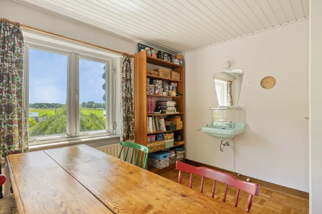 Söögituba - Free-Standing House with Garden in Breda
