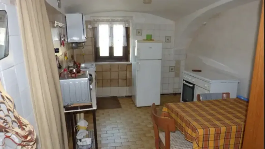 Cuisine - Rustic Property with Garden in Cervere