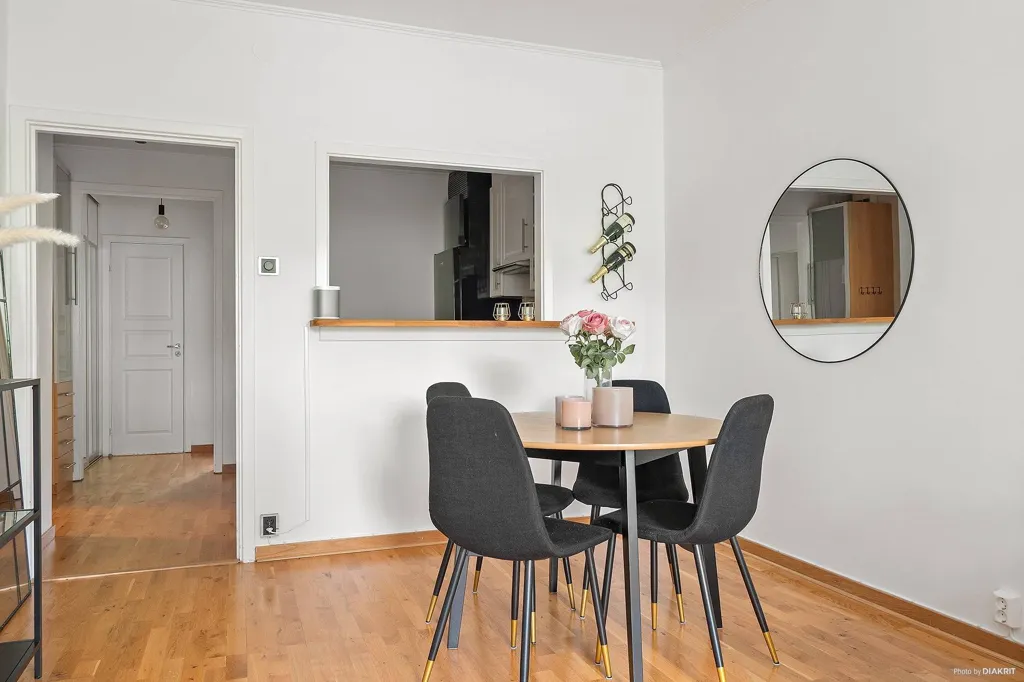 Dining Room - Modern 2nd Floor Flat with Balcony in Central Location