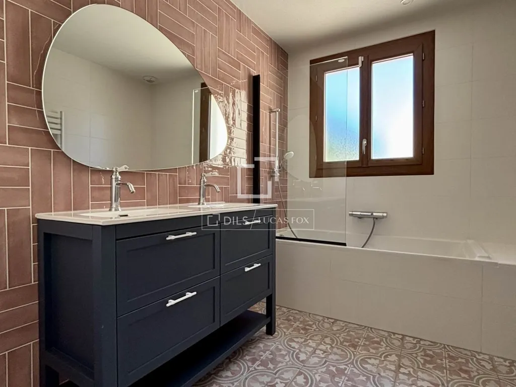Salles de bain - Maison Moderne avec Piscine à Jacou