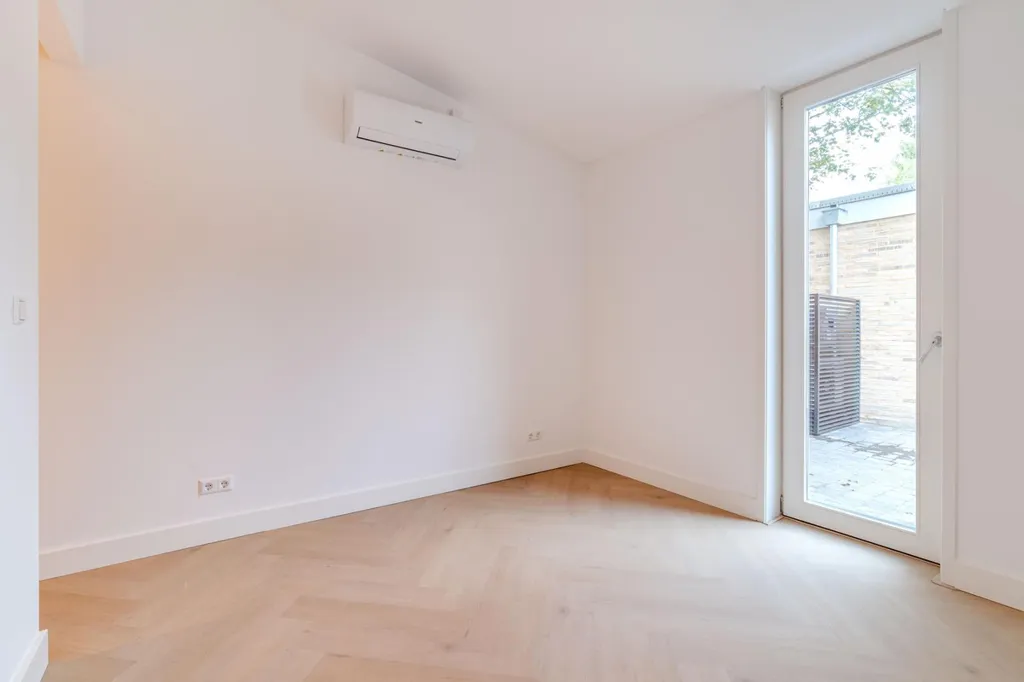 Rooms - Modernised Three-Bedroom Flat with Garden in 's-Gravenhage