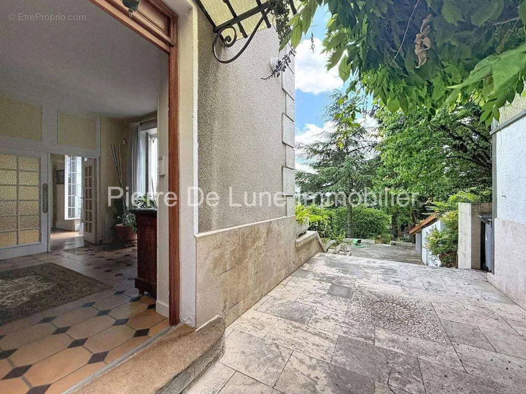 Terrazza - Character House with Panoramic View in Caluire-et-Cuire