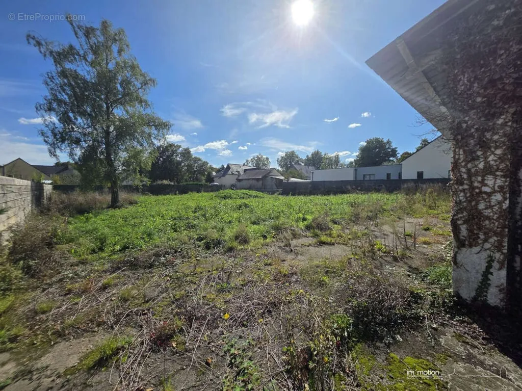 Aed - Constructible Plot with Hangar in Treillères