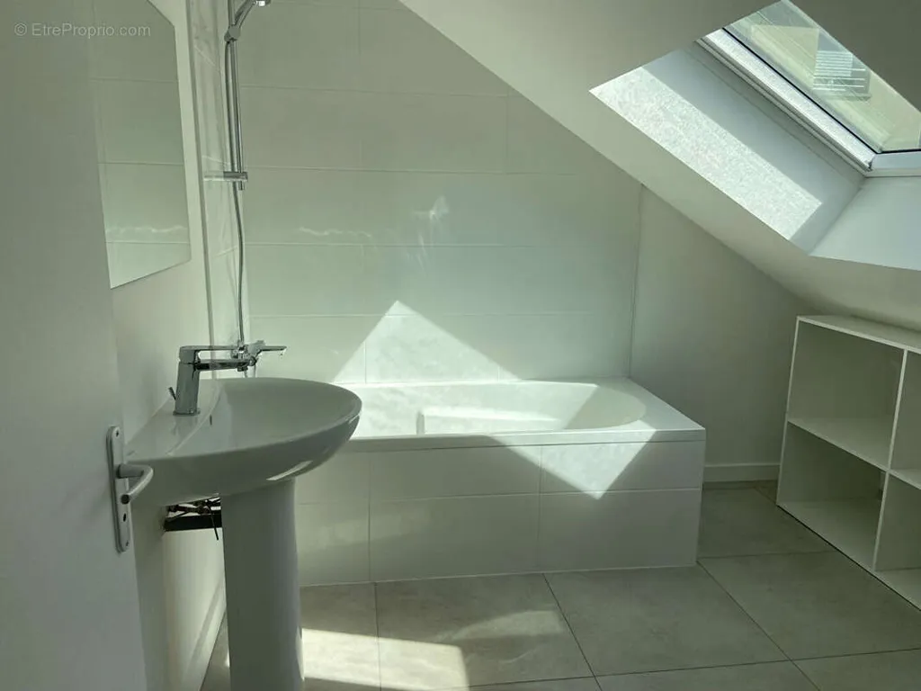 Salles de bain - Duplex Rénové avec Terrasse Sud à Saint-Marc-sur-Mer