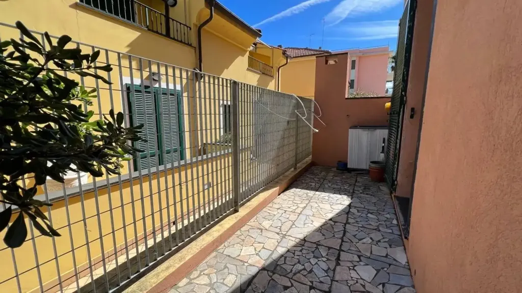 Jardin - Ground Floor Apartment with Private Courtyard in Loano