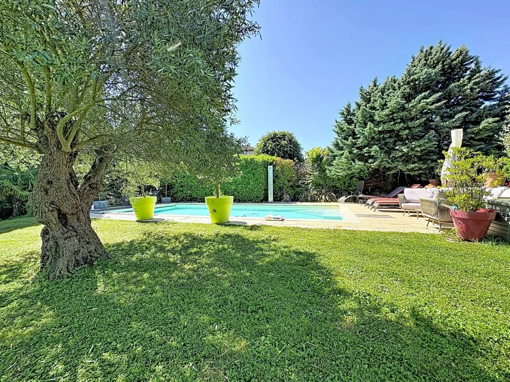 Garden - Villa with Pool in Vienne Heights