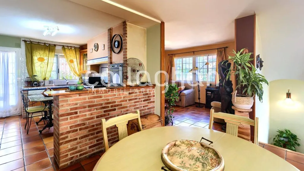 Dining Room - Luxury Detached House with Pool in Paterna