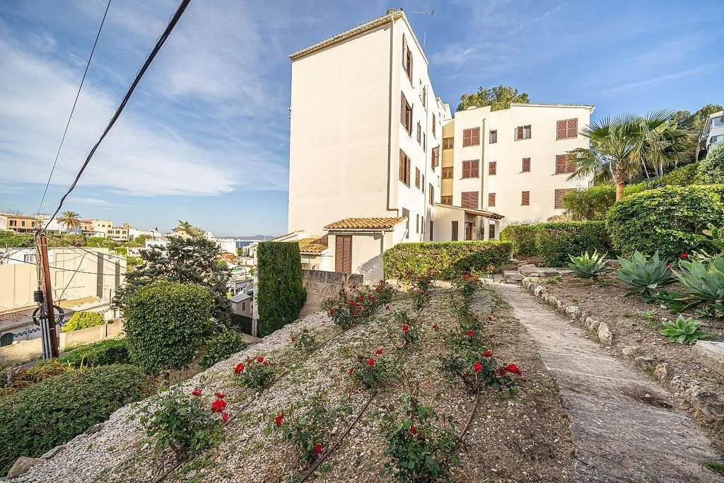 Välivaade - Renovated Apartment with Balcony in La Bonanova