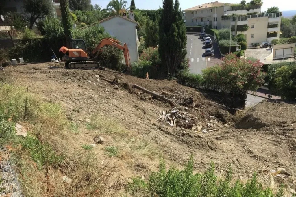Aed - 7-Piece Plot with Sea View in Le Cannet