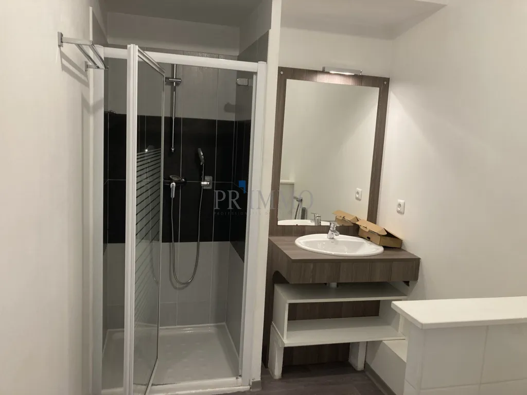 Bathrooms - 2-Bedroom Flat with Garage in Puget-sur-Argens