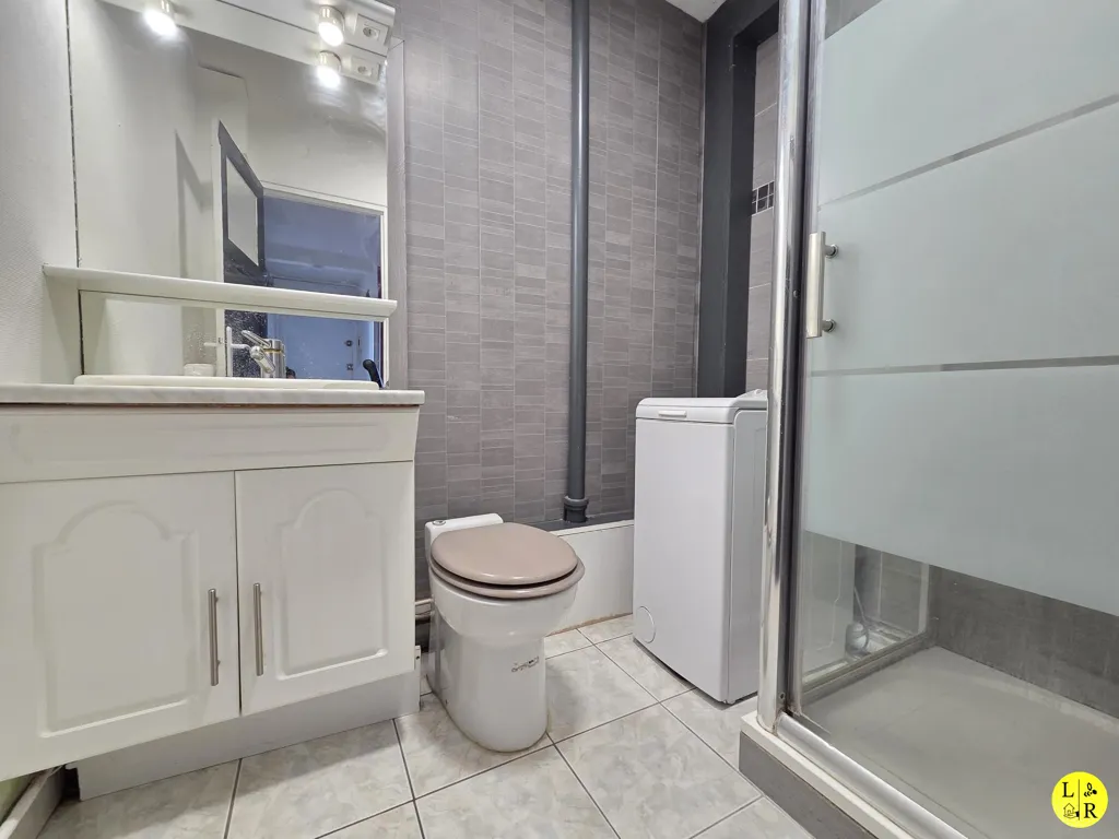 Bathrooms - Charming 2-Bedroom in Arras Centre
