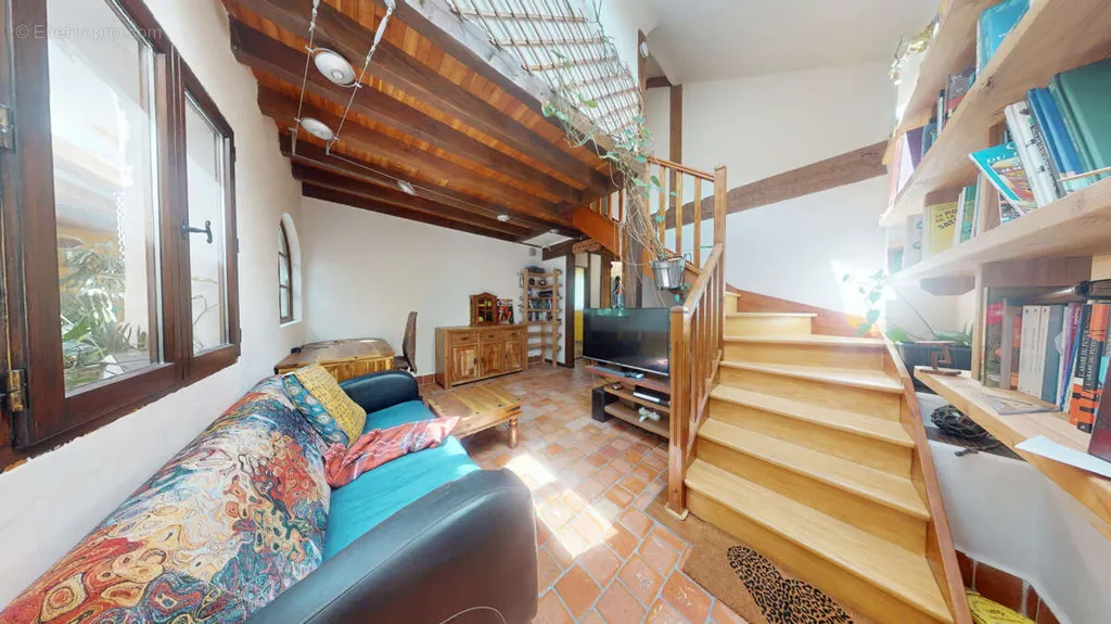 7-toaline maja asukohas Houilles
