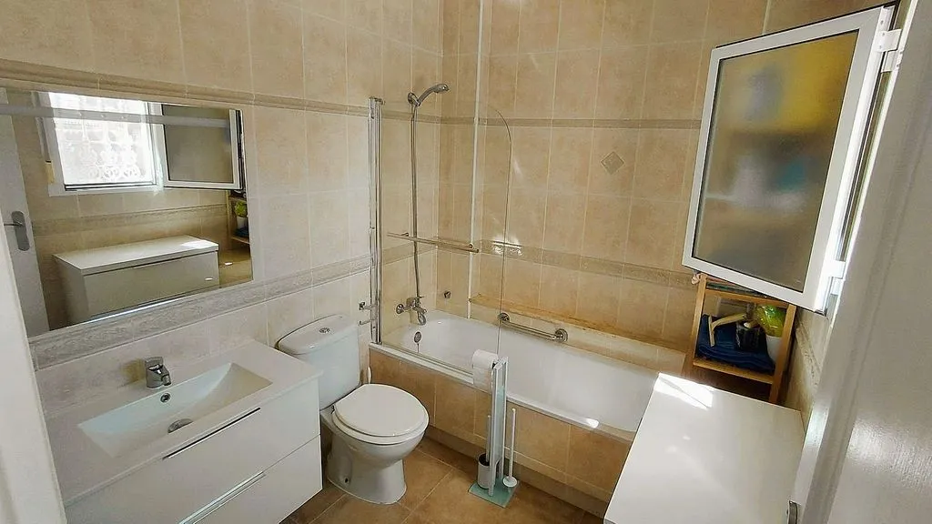 Salles de bain - Villa with Pool and Terrace in La Marina