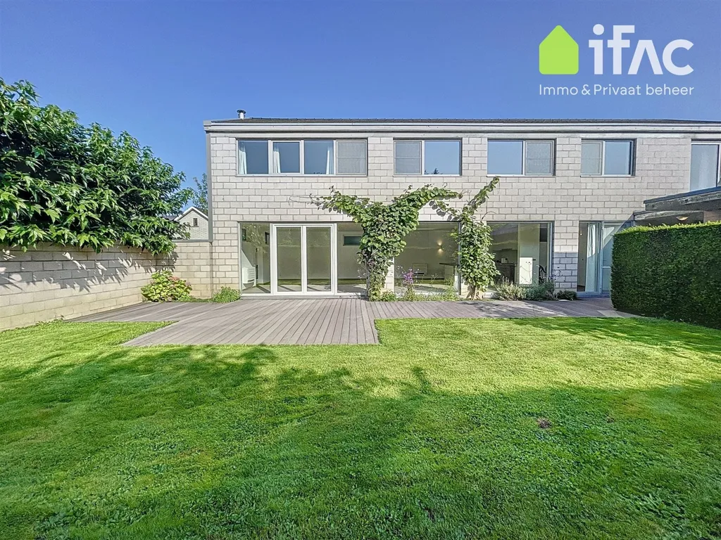 Garden - Modern Villa with South-Facing Garden in 5a87ca
