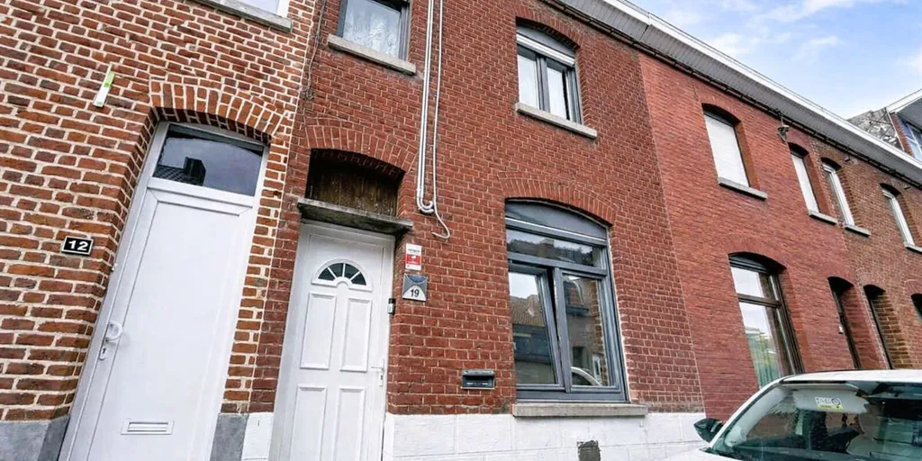 Exterior - Two-Faced House with Garden in Moeskroen