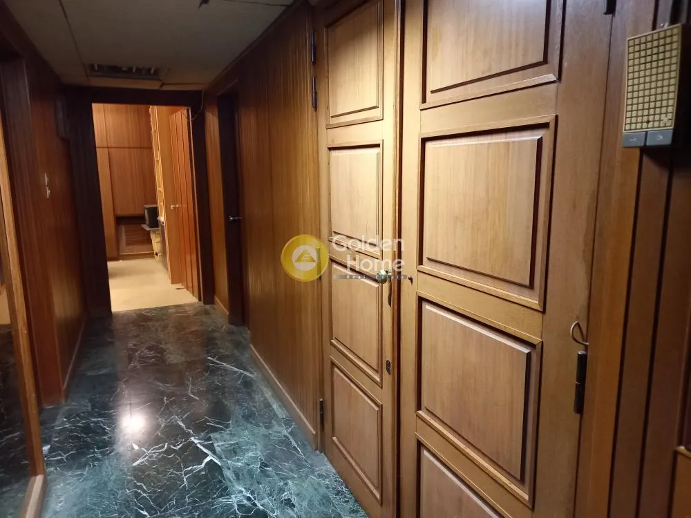 Entrée - Office Space with Double Glazing in Piraeus Centre