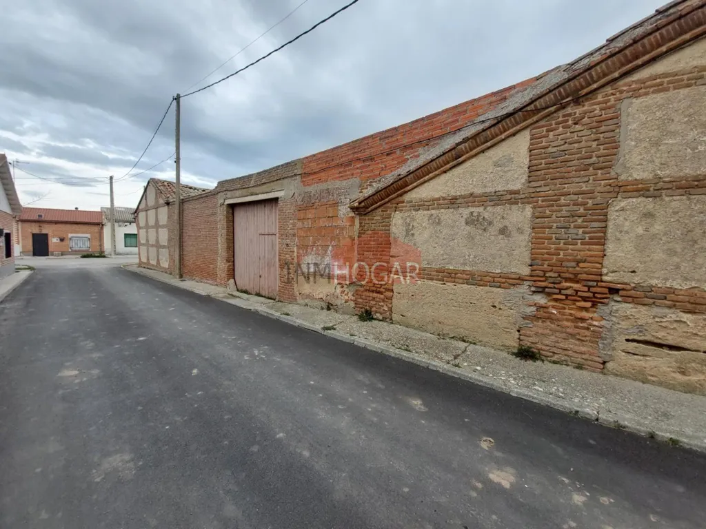Giardino - Large Plot House for Renovation in Muñosancho
