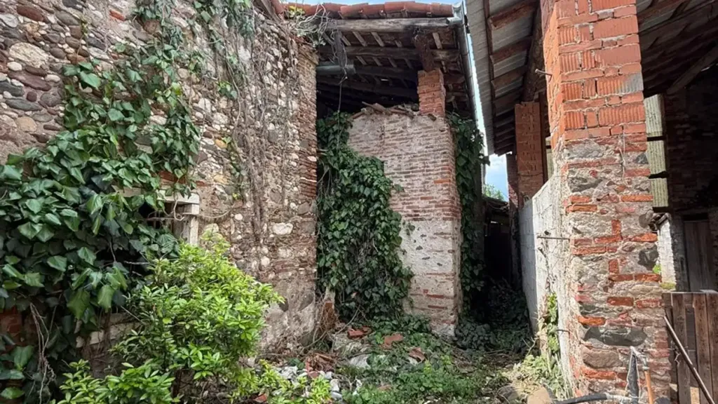 Aed - Rustic Barn with Storage in Schio