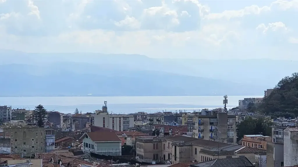 Terrass - Modernised Apartment with Panoramic Balcony in Messina