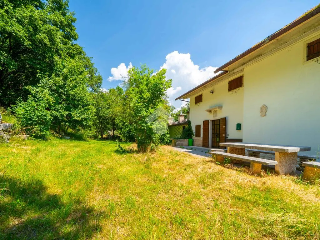 Aed - Trifamiliare with Garden in Erbezzo