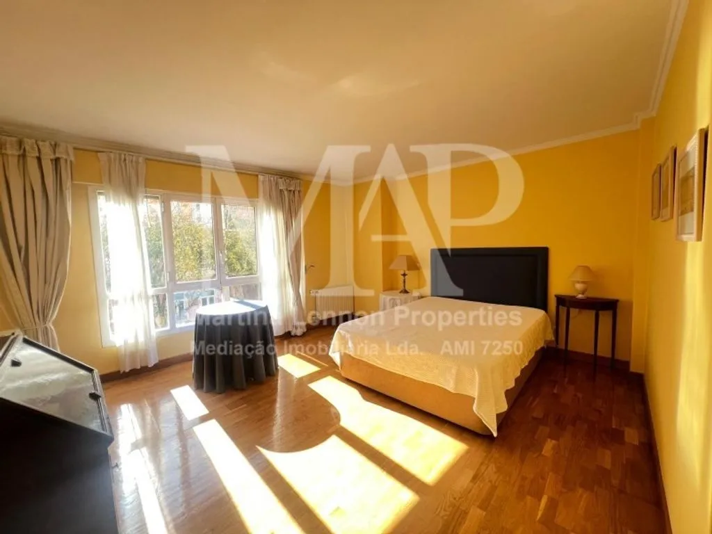 Bedrooms - 3-Bedroom Apartment with Parking in Lisbon