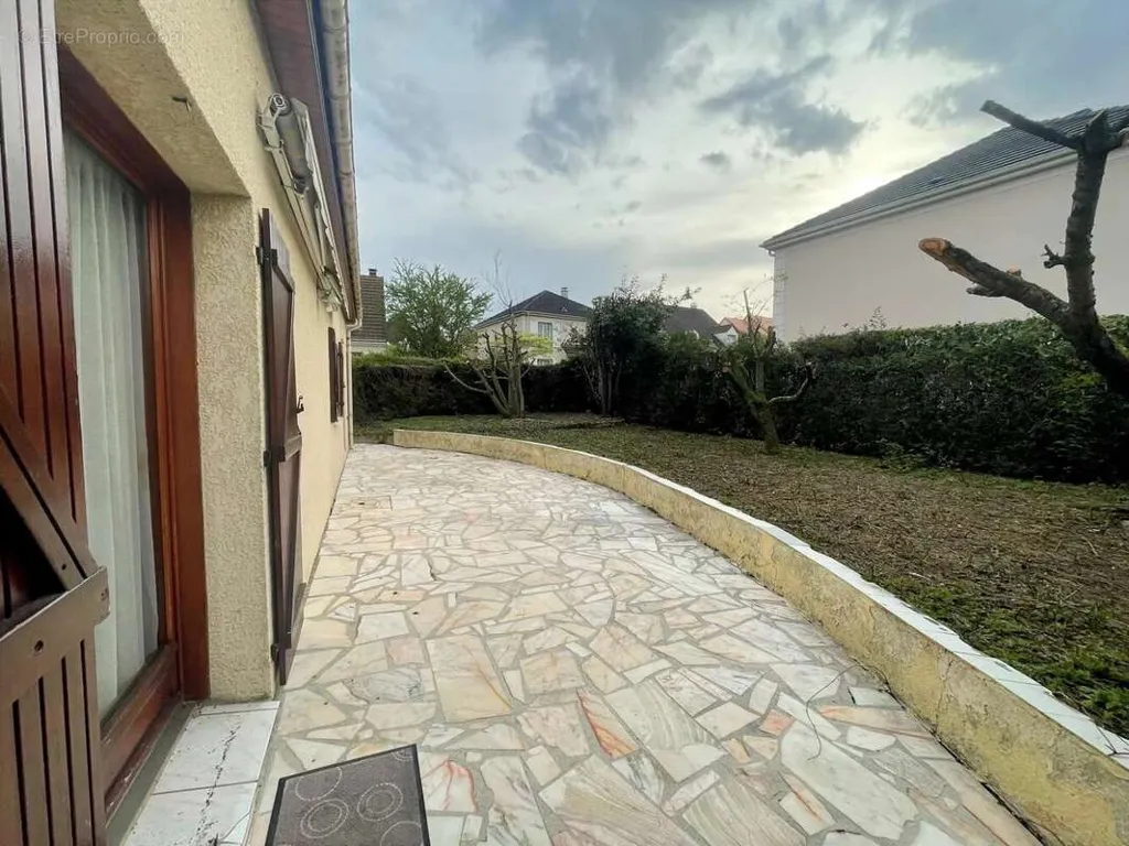 Exterior - 5-Bedroom House with Garden in Chelles