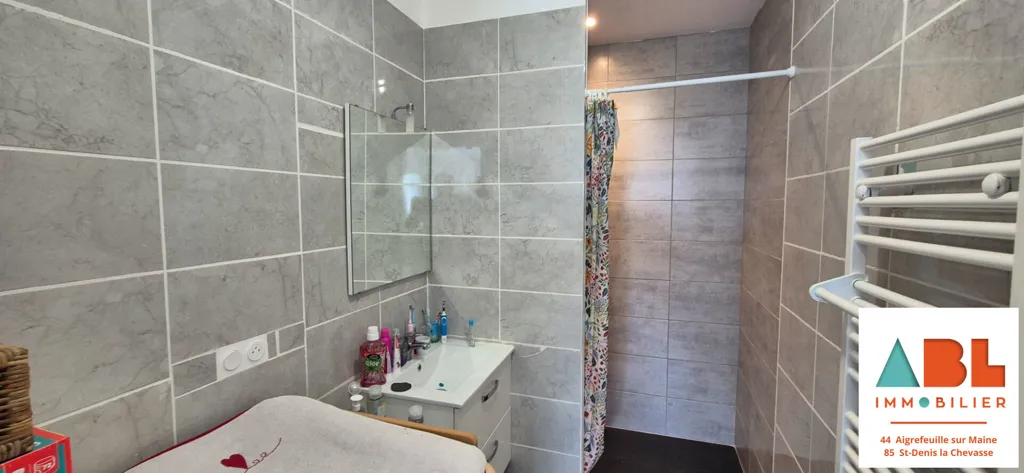 Salles de bain - Maison Récemment Construite avec Jardin près de Chauché