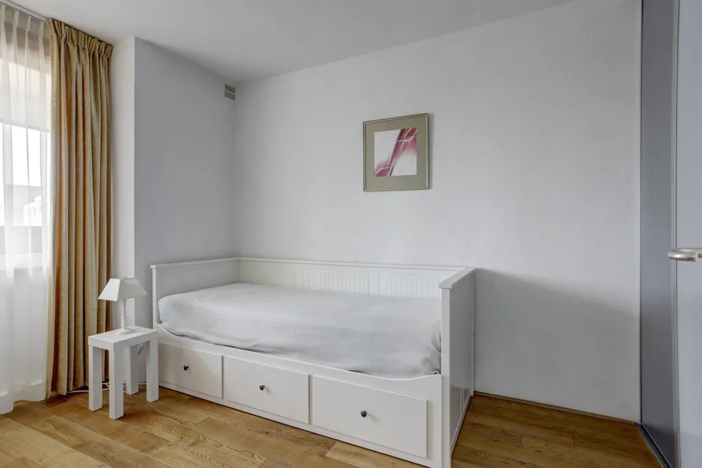 Camere da letto - Galerijflat with City View in Rotterdam