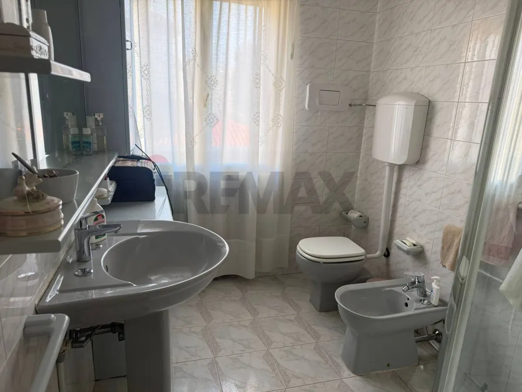 Bathrooms - Villa with 1,200m² Garden in Adria