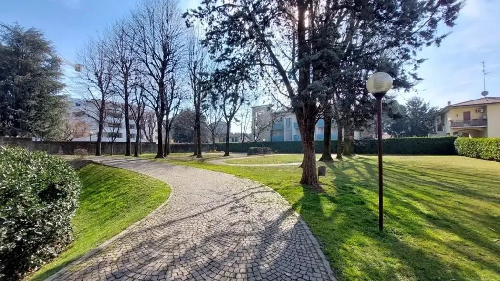 Garden - Four-Bedroom Apartment with Balcony in Monza