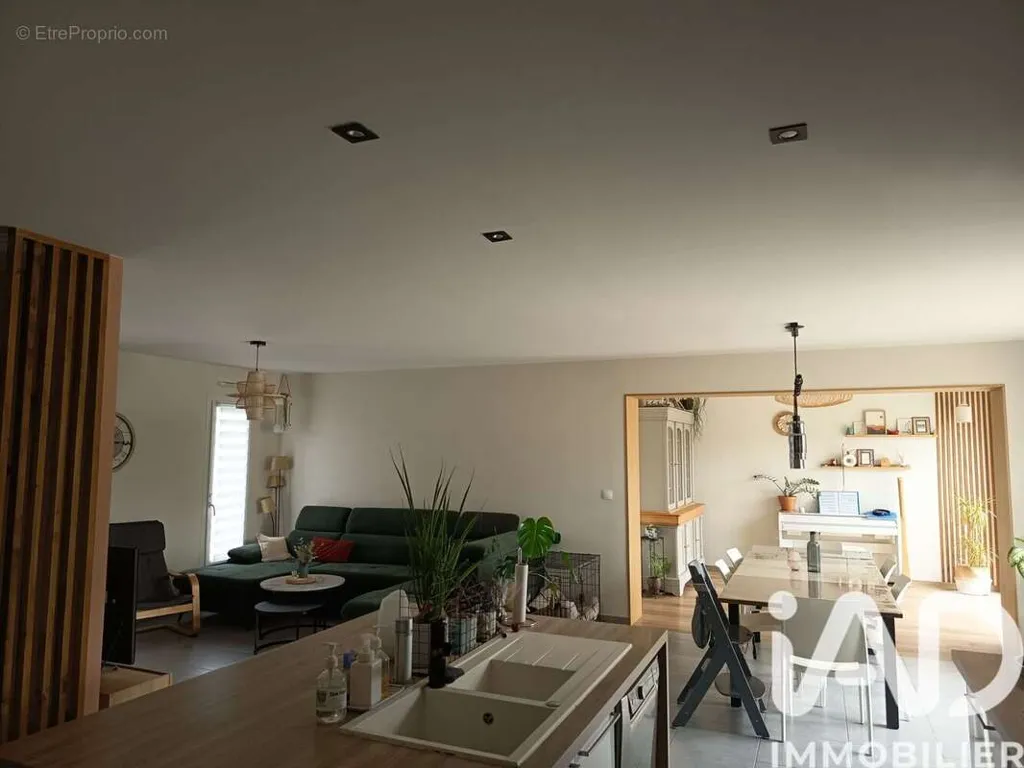 Cuisine - Pavillon Récemment Construit avec Jardin à Sainte-Florence