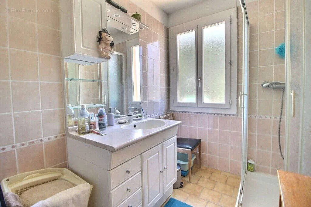 Salles de bain - Maison avec Piscine et Jardin à La Bouverie