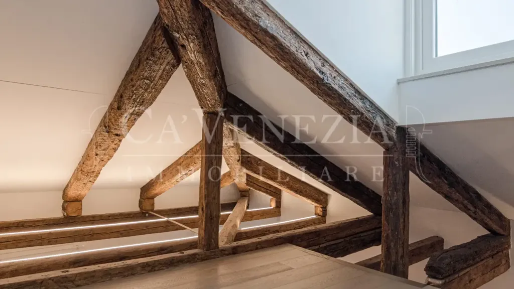Pièces - Restored Apartment with Central Location in Venice