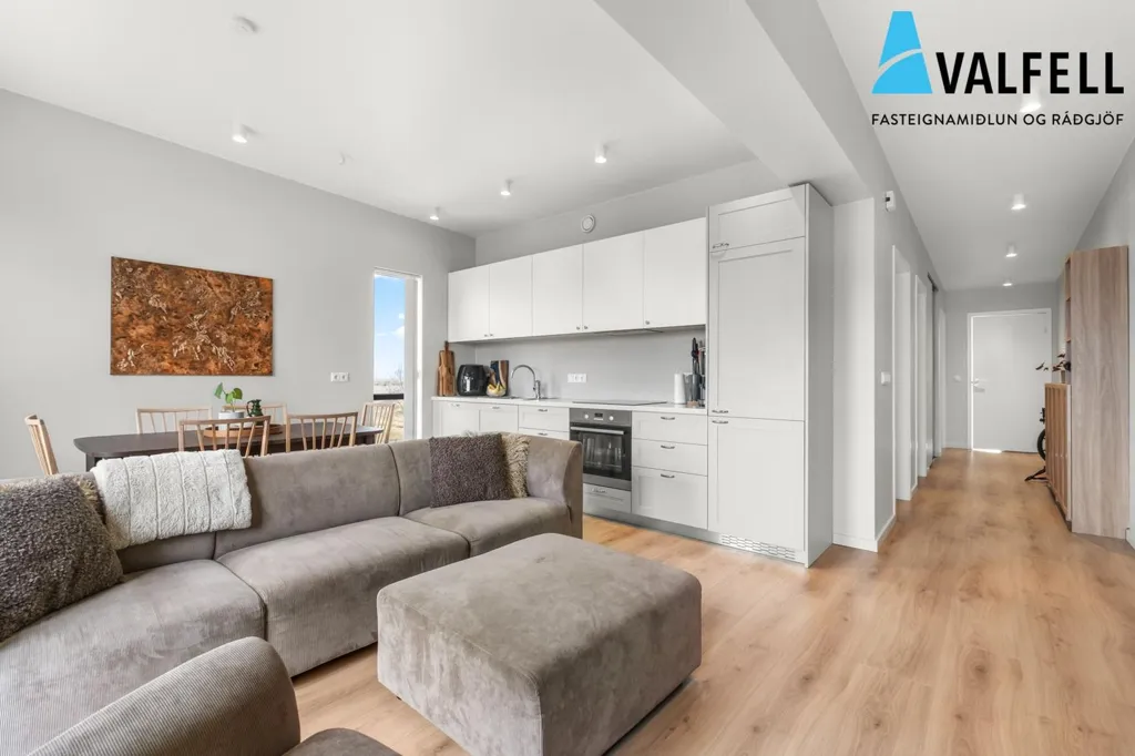 Elutuba - 3-Bedroom Apartment with South Balcony in Asparskógar