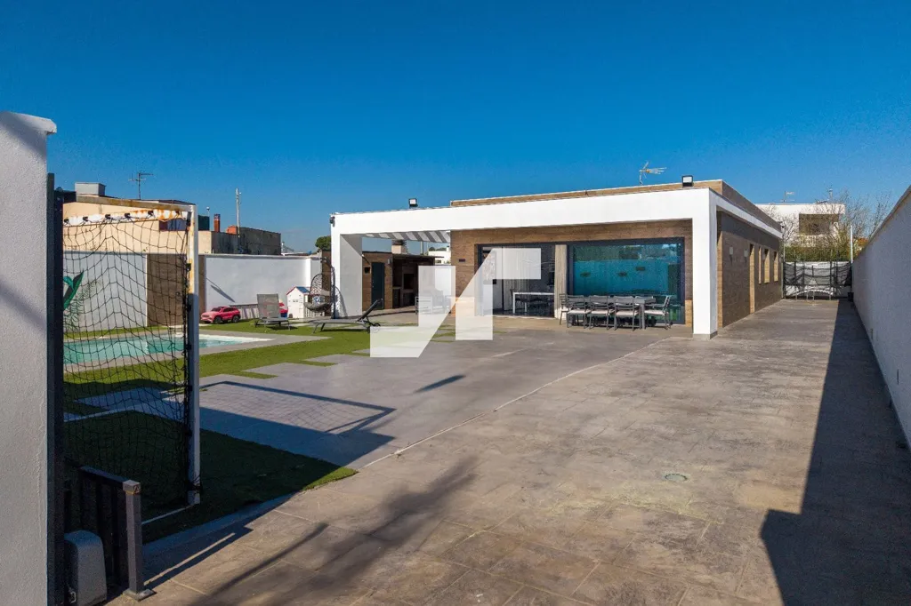 Piscine - Contemporary Chalet with Private Pool in Madrigal