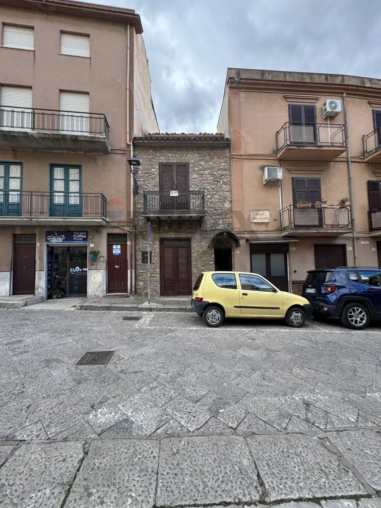 Välivaade - Restored Multi-Storey House in Caccamo
